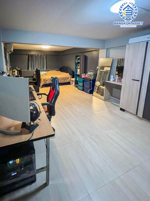 *****อาคารพาณิชย์มือสอง สวนธนวิลล่า ประชาอุทิศ หลังมุม! เนื้อที่กว้าง 16 ตร.ว. ฟังก์ชัน 4 ห้องนอน 3 ห้องน้ำ 1 ที่จอดรถ ภายในตกแต่งสวย ดูทัยสมัย พื้นที่ใช้สอยเยอะ มาพร้อมราคาสุดคุ้ม! ตั้งอยู่บนทำเลเดินทางสะดวกสบาย เชื่อมต่อถนนประชาอุทิศ ถนนราษฎร์บูรณะ ถนนเจริญกรุง ถนนพระราม3 จองด่วน!